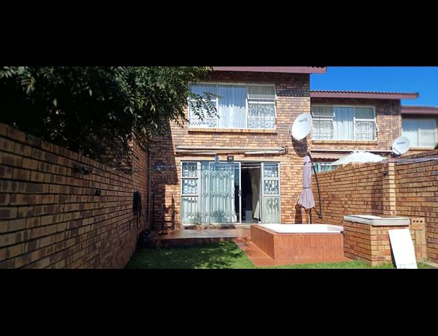 2 BEDROOM TOWNHOUSE FOR SALE IN BLACKHEATH